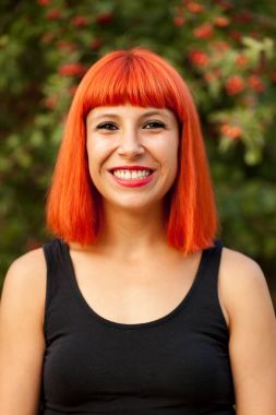  Kızıl saçlı kadın ormanda