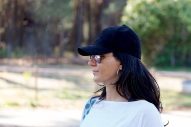 Siyah şapkası kırsalında, closeup genç çekici kadın portresi kırpılmış