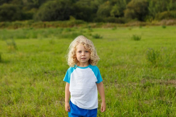 屋外の長いブロンドの髪を持つかわいらしい子供の肖像画 — ストック写真