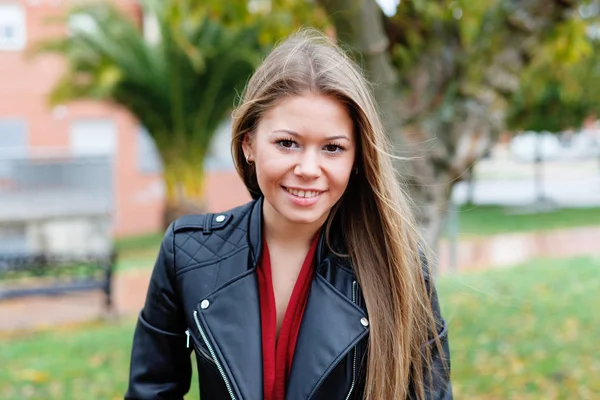 Rubia Sonriente Joven Con Chaqueta Cuero Posando Parque —  Fotos de Stock