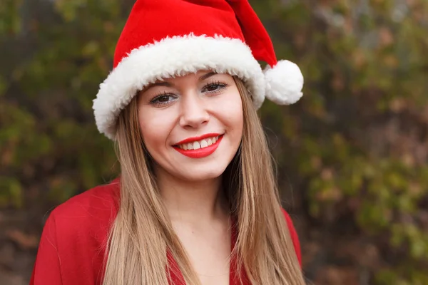 Fiatal nő karácsonyi kalapban — Stock Fotó