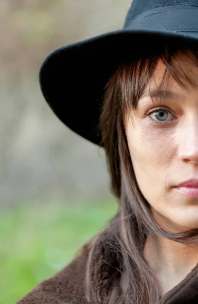 Ritratto Ritagliato Giovane Donna Attraente Con Cappello Nero Campagna Primo — Foto Stock