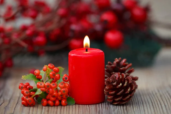 Queima de velas vermelhas e cones de pinho — Fotografia de Stock