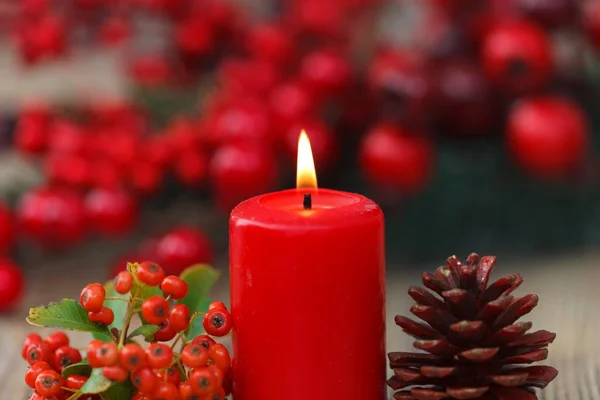 불타는 빨간 촛불 및 소나무 콘 — 스톡 사진