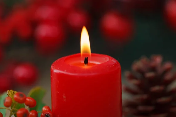 Rote Weihnachtskerze lizenzfreie Stockfotos