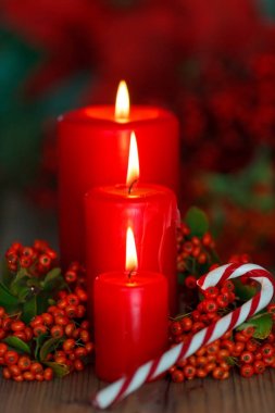 Kırmızı Noel mumlar ve şeker kamışı