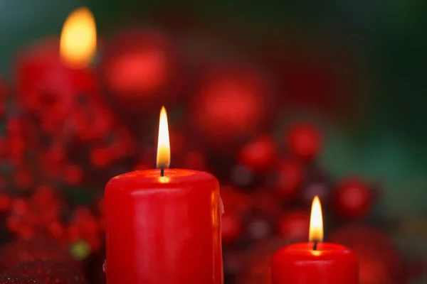 Czerwone świece świąteczne — Zdjęcie stockowe