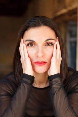 Kırmızı dudaklar ve karanlık elbise esmer Olgun kadın