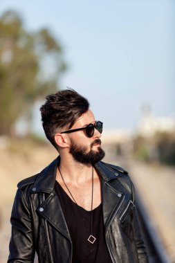 Yakışıklı genç adam.