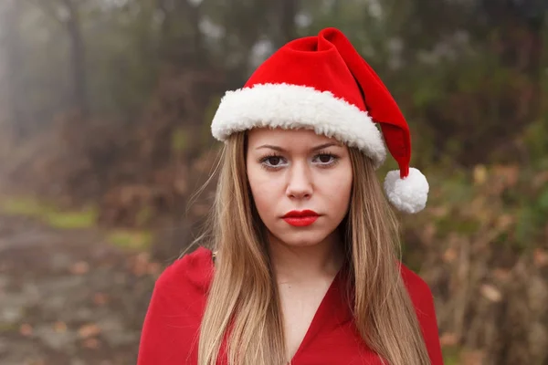戴圣诞帽的年轻女人 — 图库照片