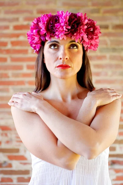 Portrét Krásná Zralá Žena Růžové Květované Čelenka Její Ruce Ramena — Stock fotografie