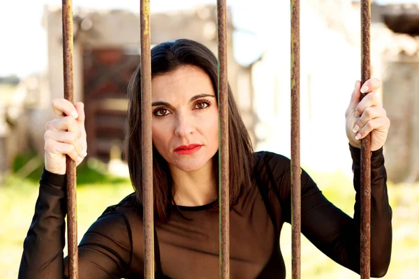 Brunette Mature Woman Red Lips Dark Transparent Clothes Rusty Bars — Stock Photo, Image