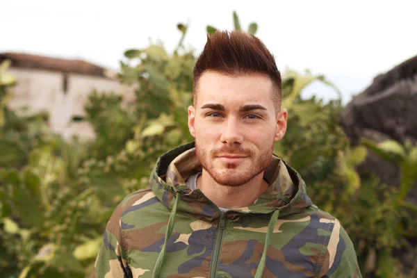 Young man standing in garden — Stock Photo, Image