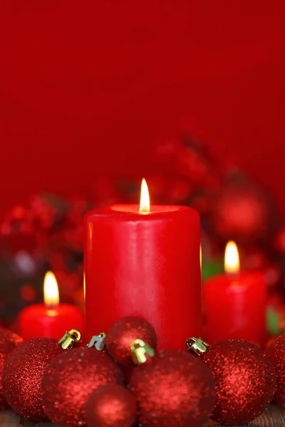 Vela Vermelha e Bolas de Natal — Fotografia de Stock