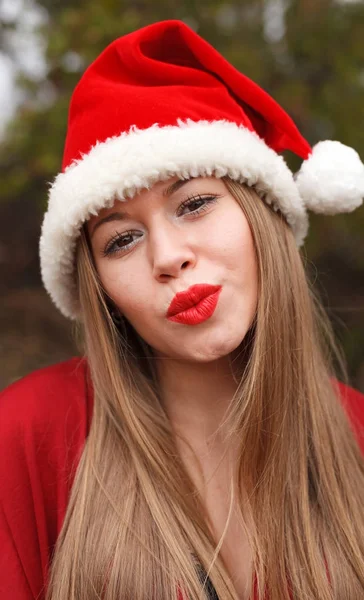 Mujer joven con sombrero de Navidad —  Fotos de Stock