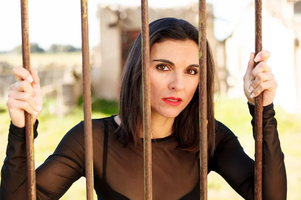 Brunette Femme Mûre Avec Des Lèvres Rouges Des Vêtements Transparents — Photo