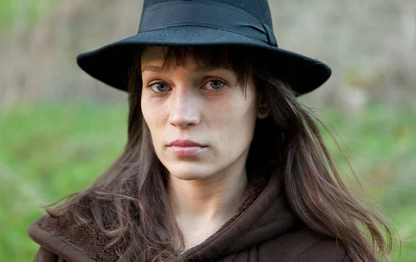 Ritratto Giovane Donna Attraente Con Cappello Nero Campagna Primo Piano — Foto Stock