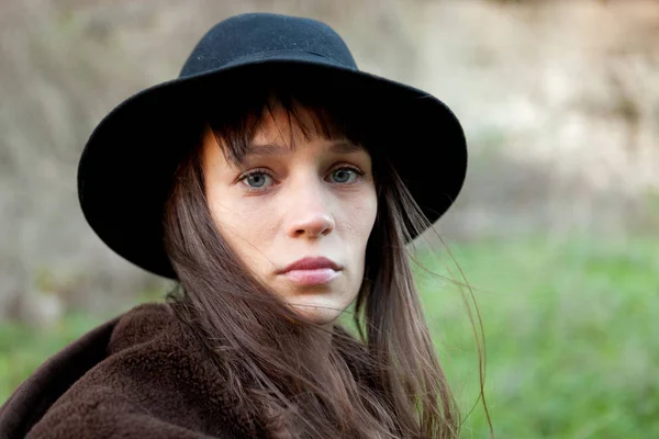 Ritratto Giovane Donna Attraente Con Cappello Nero Campagna Primo Piano — Foto Stock