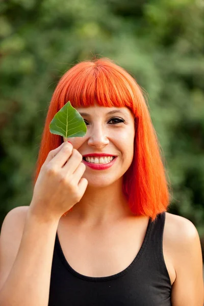 Mulher bonita segurando folha verde — Fotografia de Stock