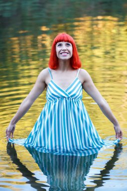 Kırmızı saçlı genç kadın