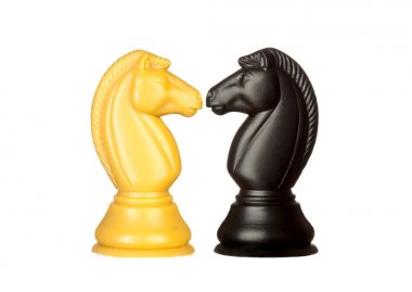 iki beyaz arka plan üzerinde izole satranç taşları Karahan