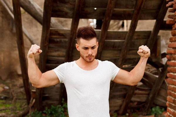 Hombre joven en camiseta blanca —  Fotos de Stock