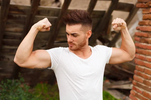 Junger Mann im weißen T-Shirt — Stockfoto