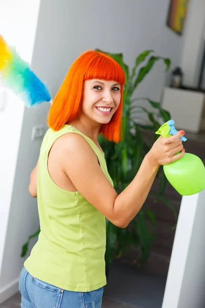 Feliz Hermosa Pelirroja Joven Limpieza Casa Con Spray —  Fotos de Stock