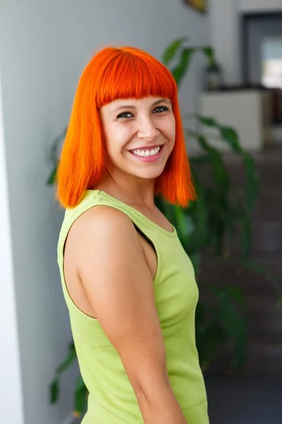 Mladá Žena Šťastná Krásná Rusovláska Zelené Tričko Suport Doma — Stock fotografie