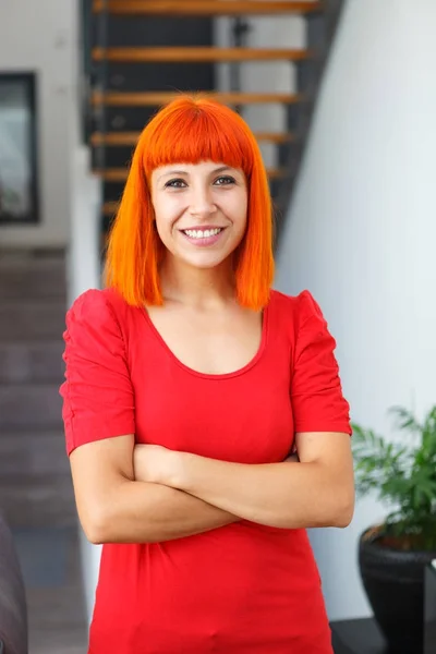 Feliz Bela Ruiva Jovem Com Shirt Vermelha Posando Casa — Fotografia de Stock