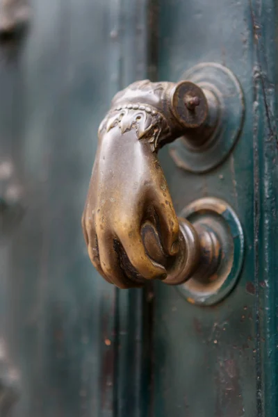 Eski Yeşil Ahşap Kapı Closeup Tokmağı — Stok fotoğraf