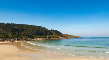 Yalnız beach şaşırtıcı mavi su ile