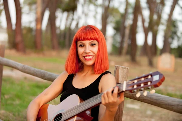 Vrouw die gitaar speelt — Stockfoto