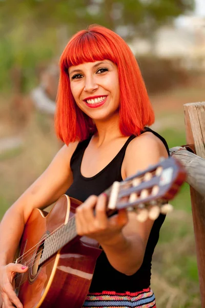 Nő gitározik — Stock Fotó