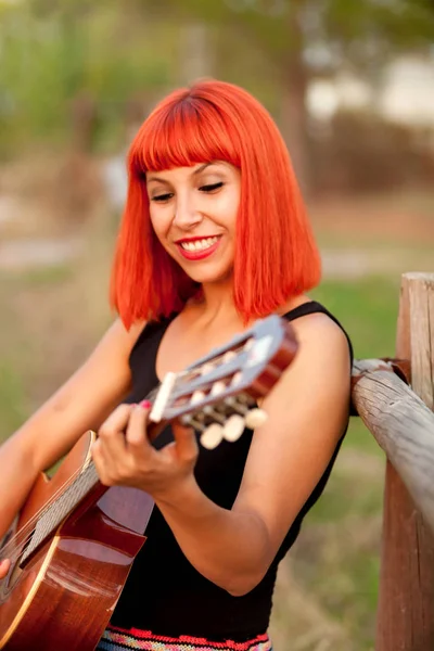 Vrouw die gitaar speelt — Stockfoto