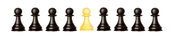 Reihe Mit Vielen Schwarzen Schachfiguren Und Einer Gelben Schachfigur Isoliert — Stockfoto