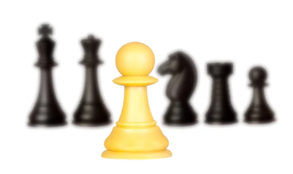 多くの黒のチェスの駒と黄色 つチェスの駒 白い背景で隔離の行 — ストック写真