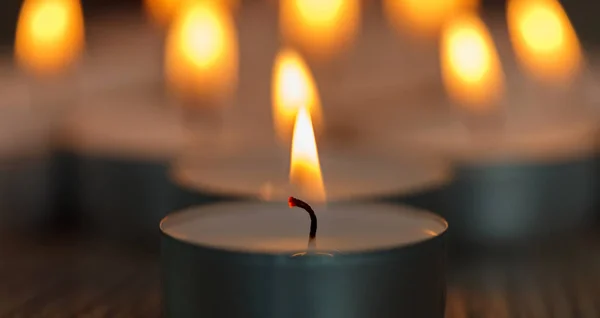 Kleine brandende kaarsen — Stockfoto