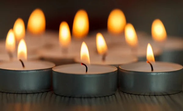 Pequeñas velas encendidas — Foto de Stock