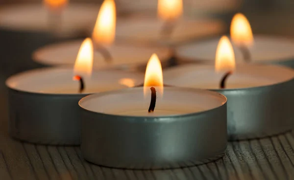 Malé hořící svíčky — Stock fotografie
