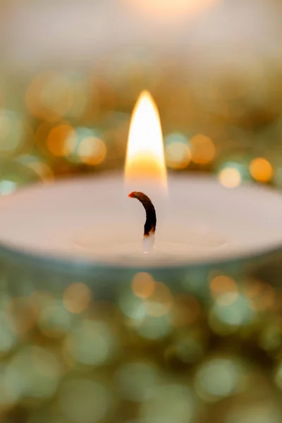Зажигание рождественской свечи — стоковое фото