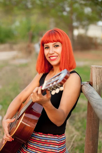 Vrouw die gitaar speelt — Stockfoto