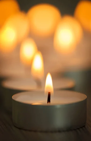 Маленькие горящие свечи — стоковое фото