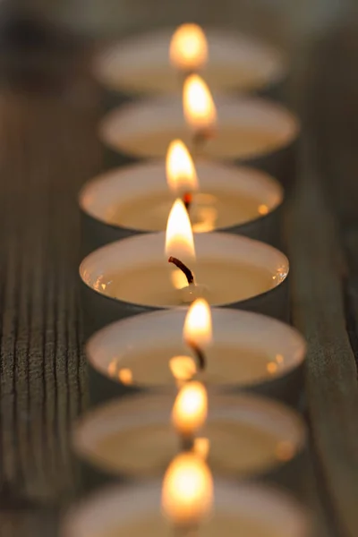 Pequeñas velas encendidas — Foto de Stock