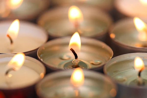 Pequeñas velas encendidas —  Fotos de Stock