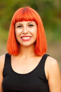 Kırmızı saçlı genç kadın