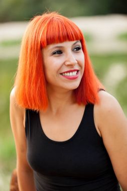 Kırmızı saçlı genç kadın