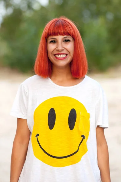 Frau im lustigen T-Shirt mit Smiley — Stockfoto