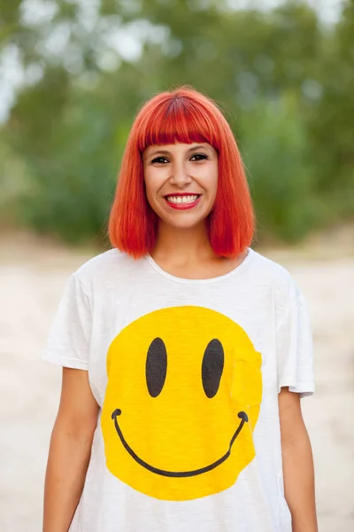 Vrouw in grappige t-shirt met smiley — Stockfoto