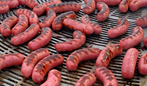 Salchichas en parrilla barbacoa —  Fotos de Stock